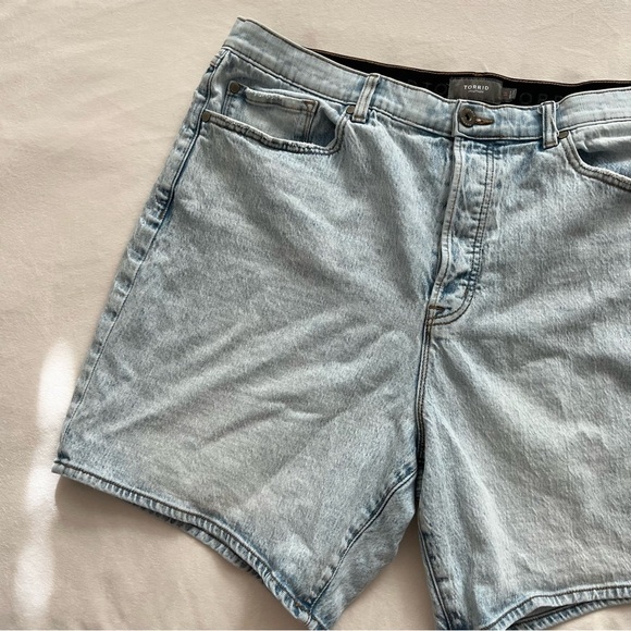 Torrid - 5 Inch Mom Jean Premium Classic Denim Mid-Rise Vintage Short - Picture 5 of 9